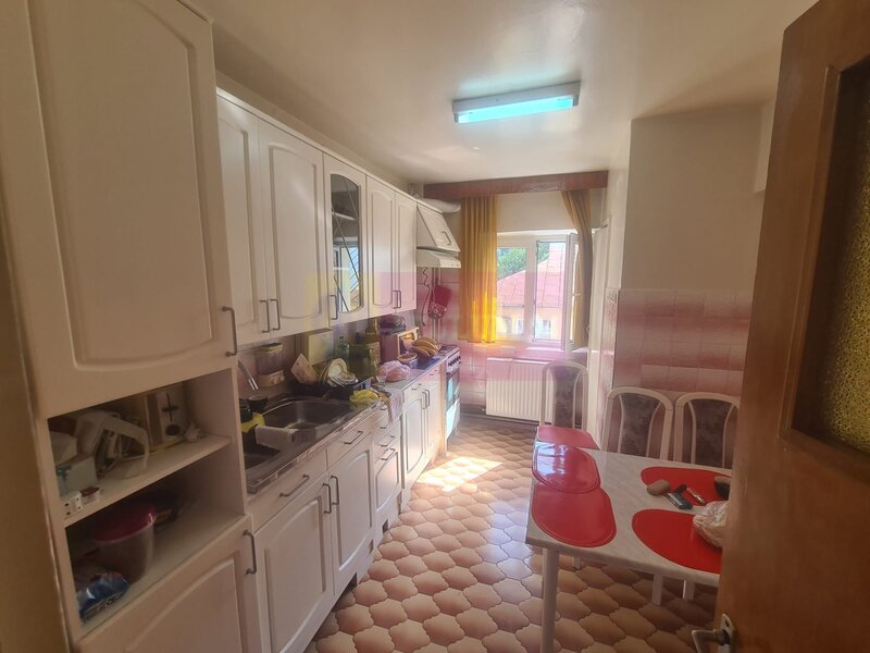 Apartament cu 3 camere de vanzare in Sinaia